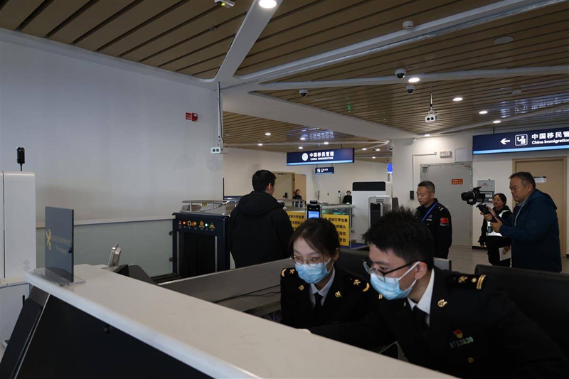 <a href="./xwzx/gzdt/202512/t20251201_736286.html">全国首创！15秒！鄂州花湖国际机场“三检合一”联合查验通道启用</a>